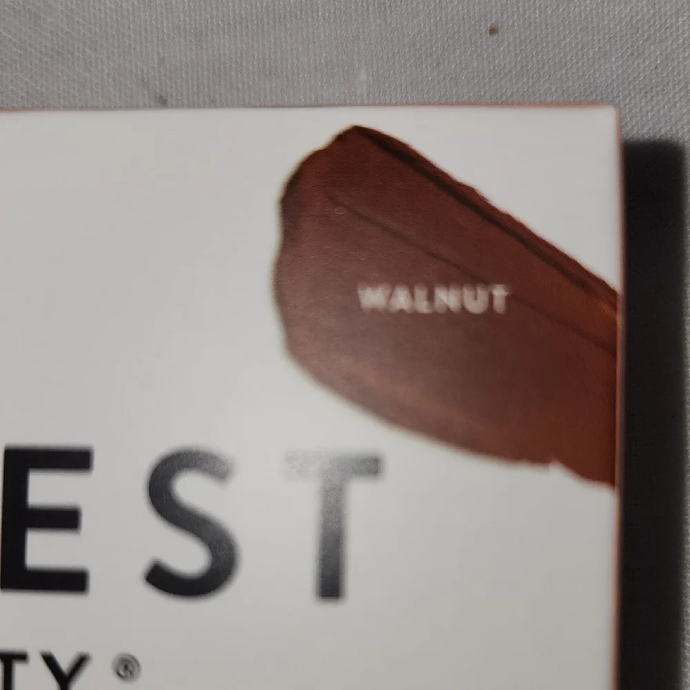 Flawless Brown Foundation for Natural Makeup Finish